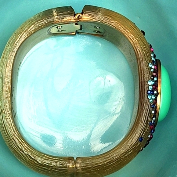 Goldtone Lucite W/ Turq.Stone& Set Crystals Bangle Unsigned - Picture 8 of 12